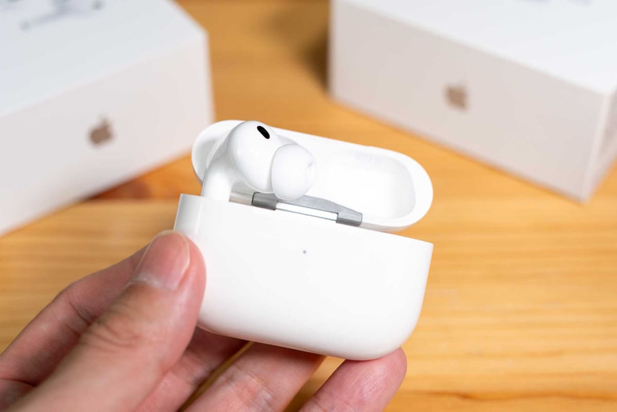 試しに「AirPods Pro 2」のケースに「AirPods Pro 3」イヤフォンを仕舞おうとしたが、途中で詰まってしまった