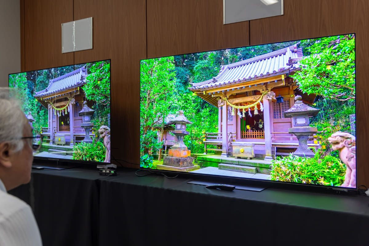 LGディスプレイが開発した「次世代RGB有機EL」(写真右)と、旧パネルの比較。オフィスの蛍光灯下で有機ELの明るさを確認する筆者。次世代RGB有機ELは驚くべき明るさだ