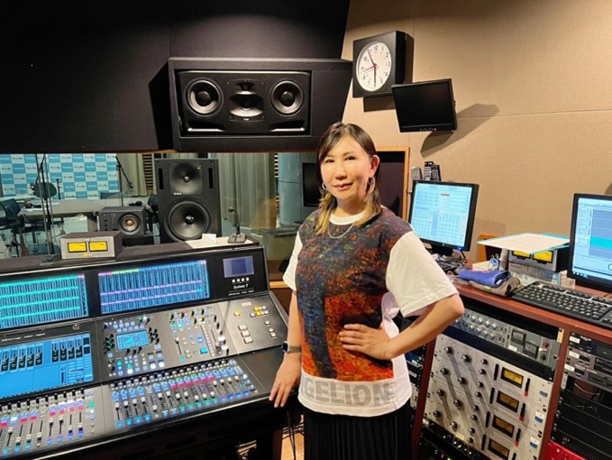 高橋洋子が登場