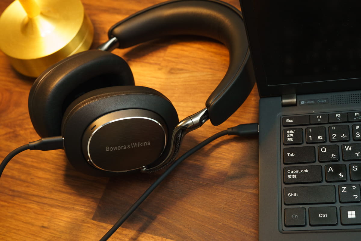 PCとPx8 S2をUSB-Cケーブルで接続しているところ