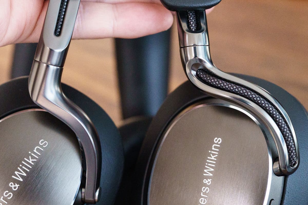 左からPx8、Px8 S2。アーム部分は、ケーブルのディテールが露出したデザインになった