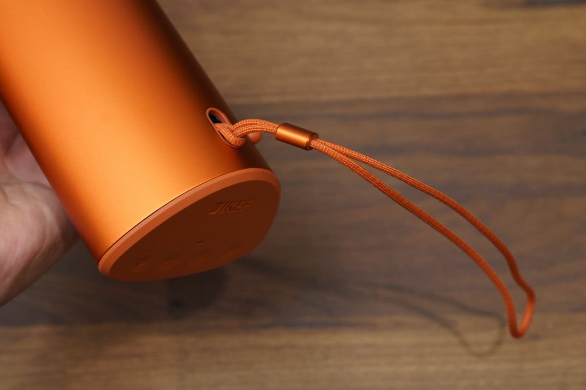 ストラップも備え、落下を防止しながら持ち歩ける