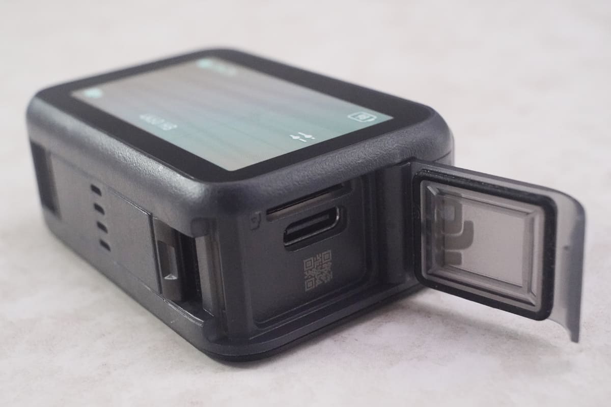 ディスプレイ部側面にmicroSDカードスロットとUSBｰC端子