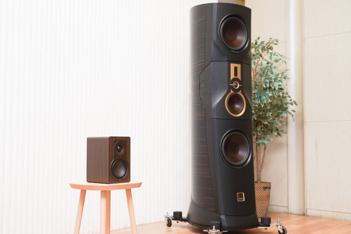 左がKUPID、右が最上位機「KORE」。サイズはあまりにも小さいが、この筐体にKOREのテクノロジーが投入されている