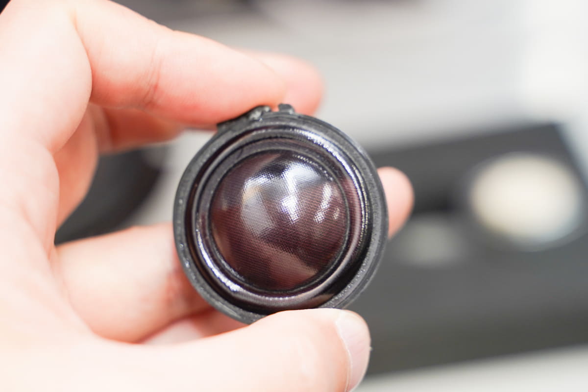 ツイーターは向こうが透けて見えるほど薄く、軽量だ