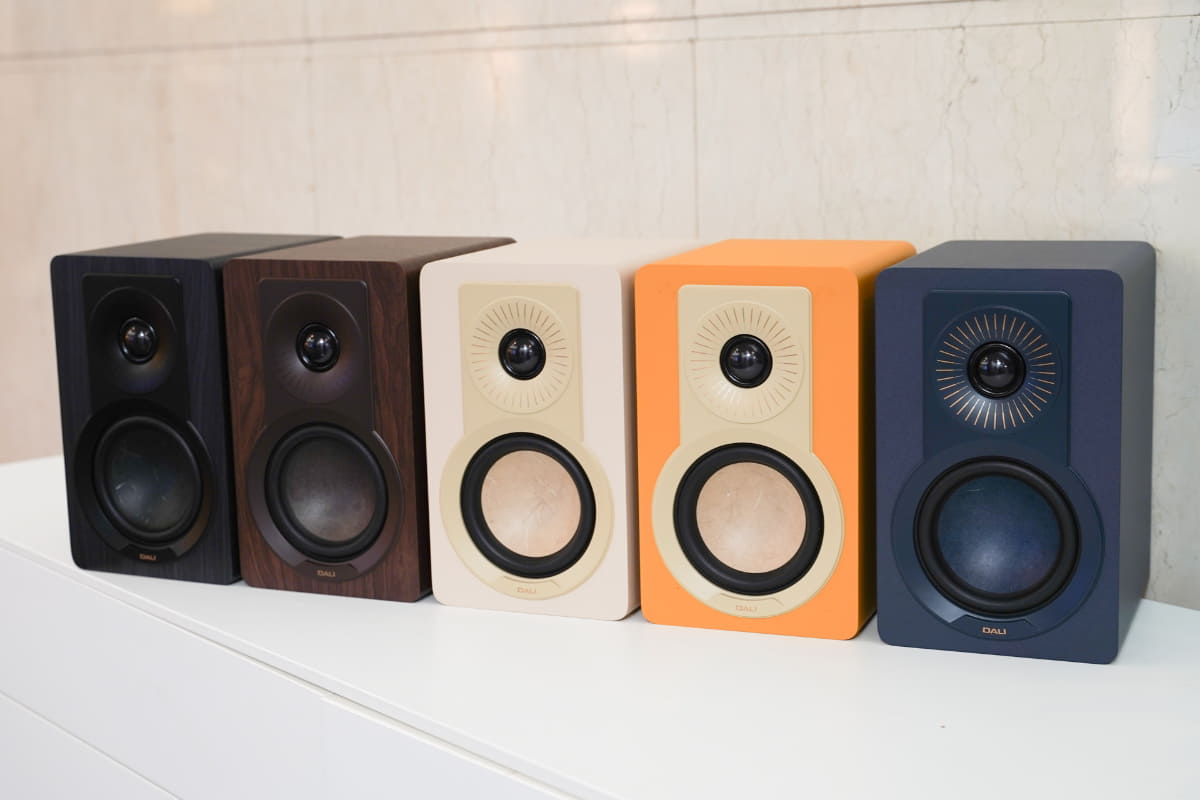 左からブラック・アッシュ、ダーク・ウォルナット、キャラメル・ホワイト、ゴールデン・イエロー、チリー・ブルー