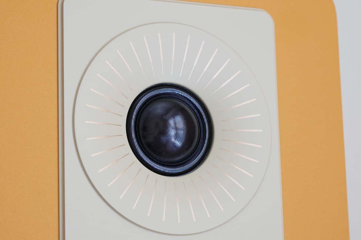 フロントプレートに配置した26mmソフトドームツイーター