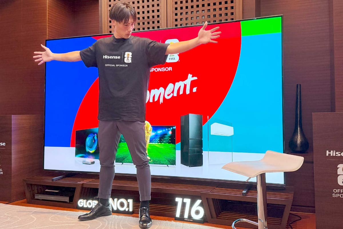 身長188cmの大迫が116U9Rの前に立ったところ。大迫は先日行なわれたアメリカ代表との国際親善試合に日本代表のゴールキーパーとして出場している