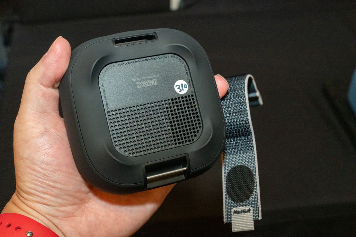 ストラップは取り外しも可能に