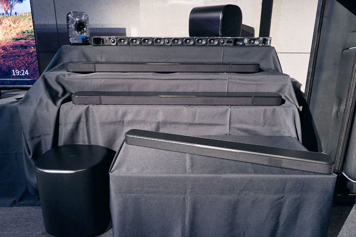 上から「JBL Bar 1300MK2」のスケルトンモデル、JBL Bar 1300MK2、「JBL Bar 1000MK2」、「JBL Bar 800MK2」