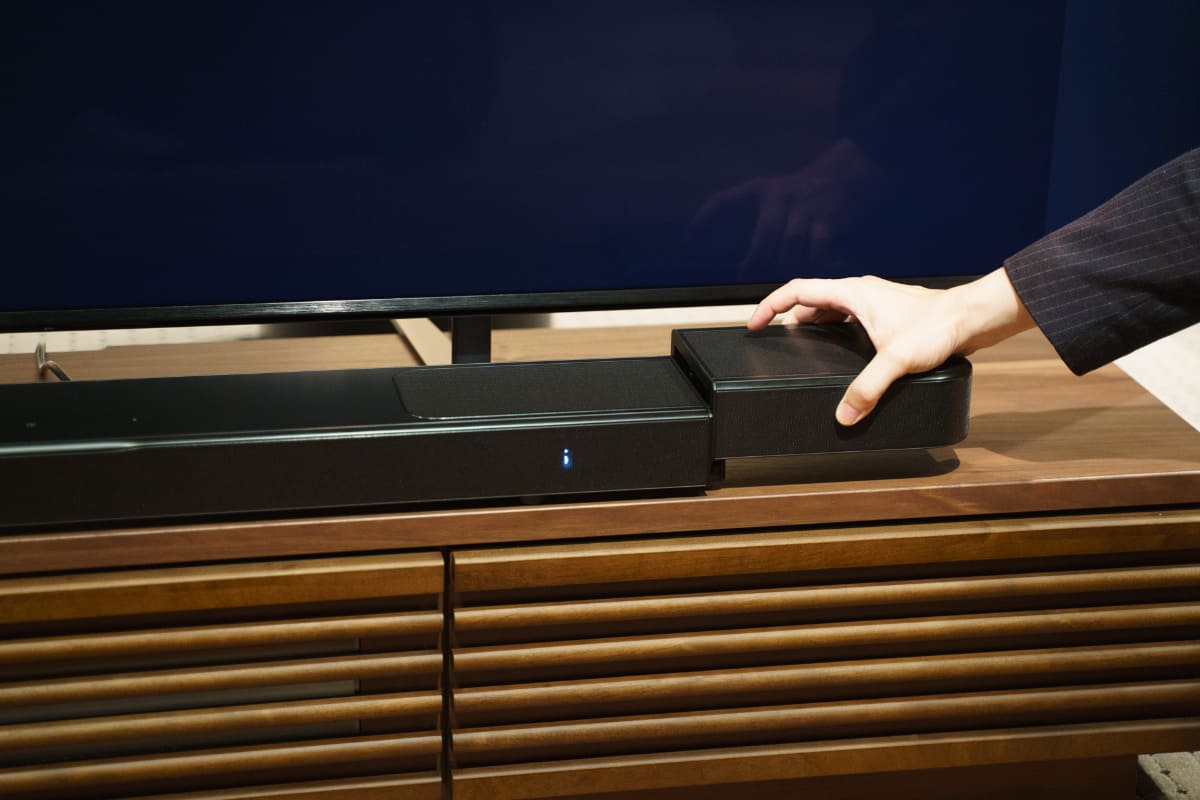 BAR 1300MK2のワイヤレス・リアスピーカーを分離しているところ