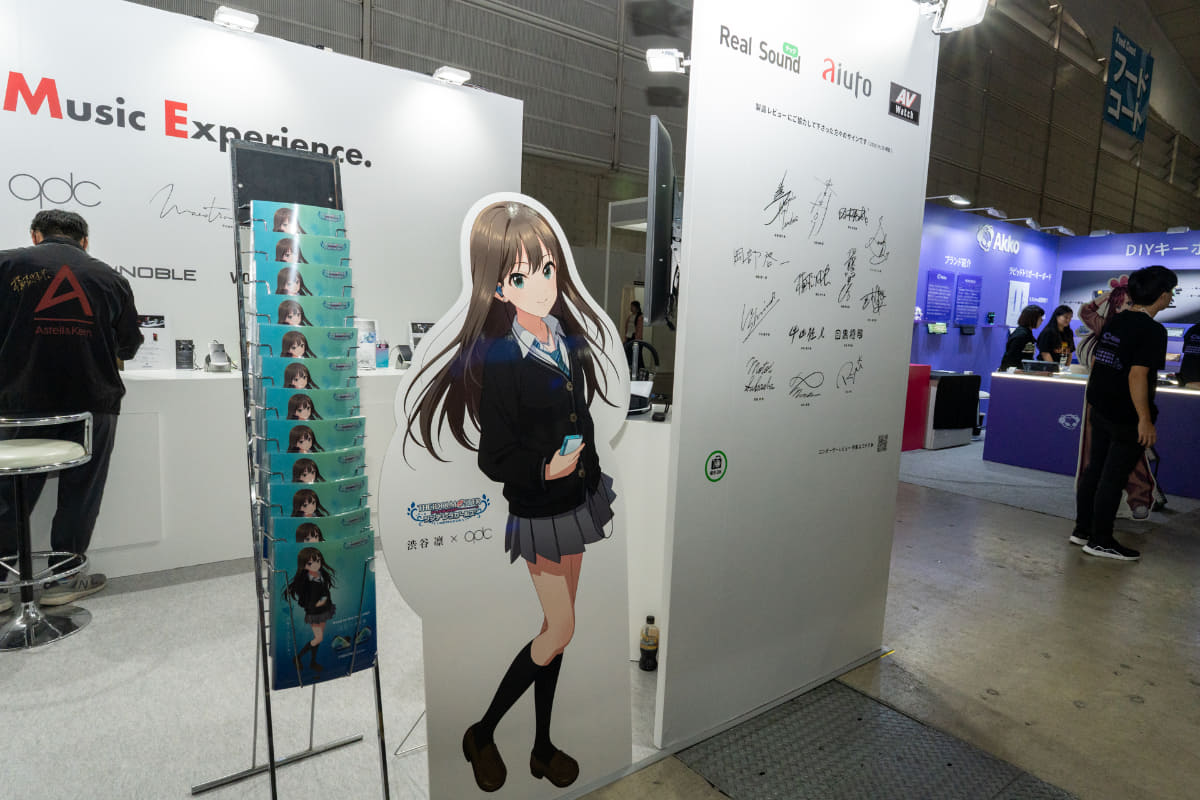 アユートブースには渋谷凛の等身大パネルが