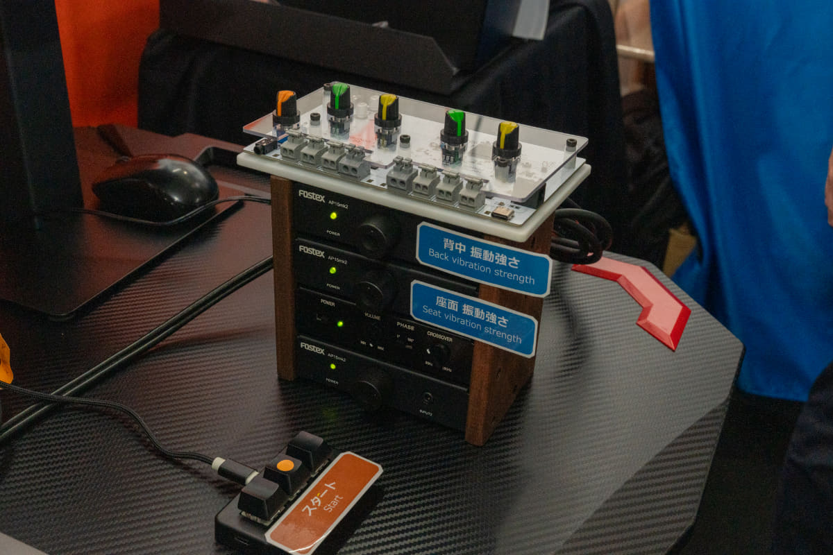 振動を起こしているアンプ。上に載っているのが製品化時のイメージとのこと