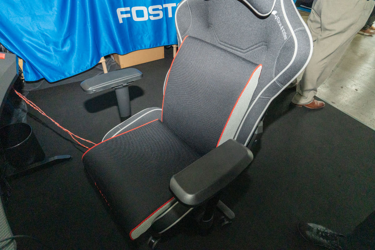 背と座面に引かれているクッションが振動する