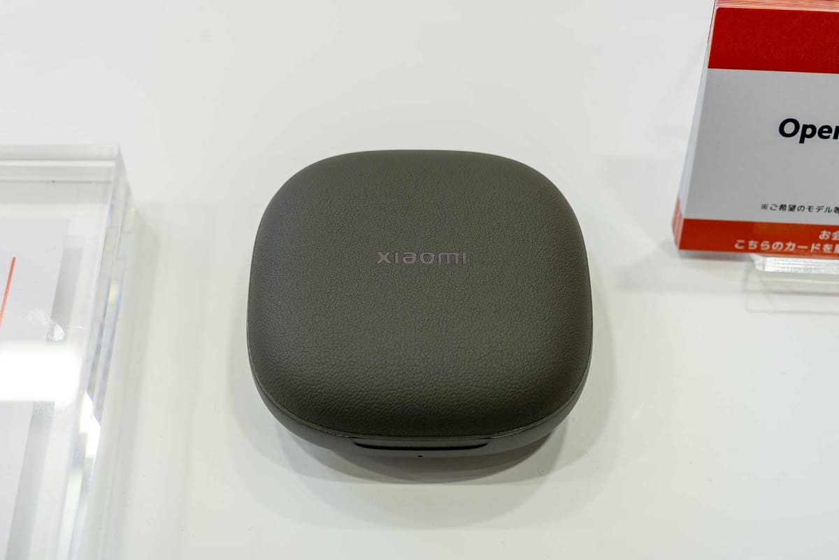 ケースはビーガンレザーを使った仕上げ