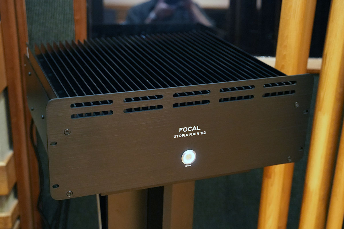 電流制御型のクラスHアンプがセットになっている