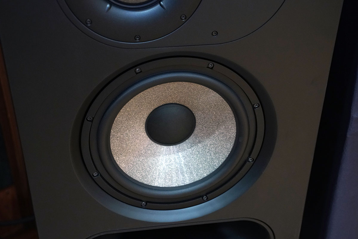 ウーファーは33cm径のWコーンメンブレン