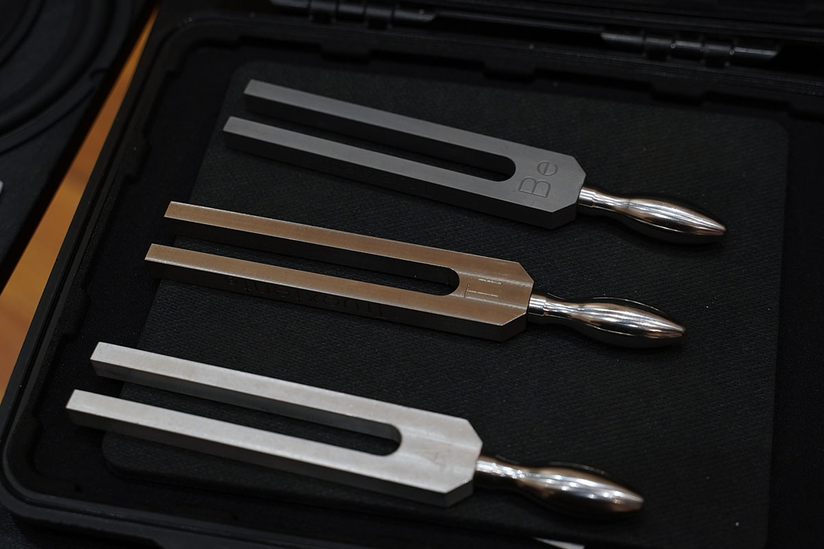 アルミ、チタン、ベリリウムで作られた音叉を使い、ベリリウムの特性が優れていることを紹介