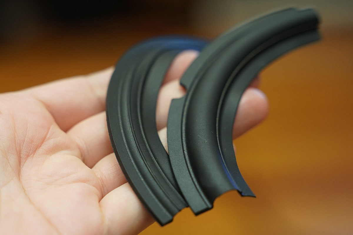 エッジ部分に、Tuned Mass Damper(TMD)と呼ばれるサスペンションを装備