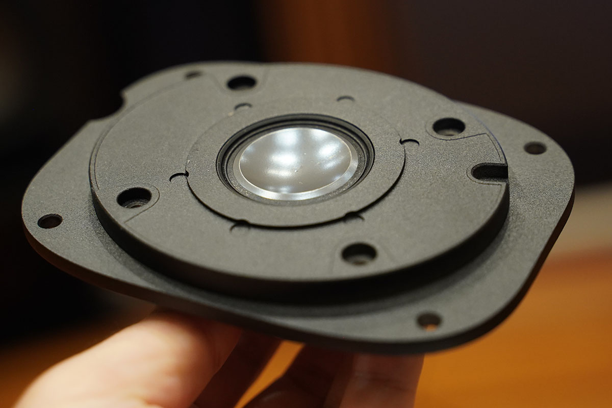 ツイーターの振動板素材はベリリウム