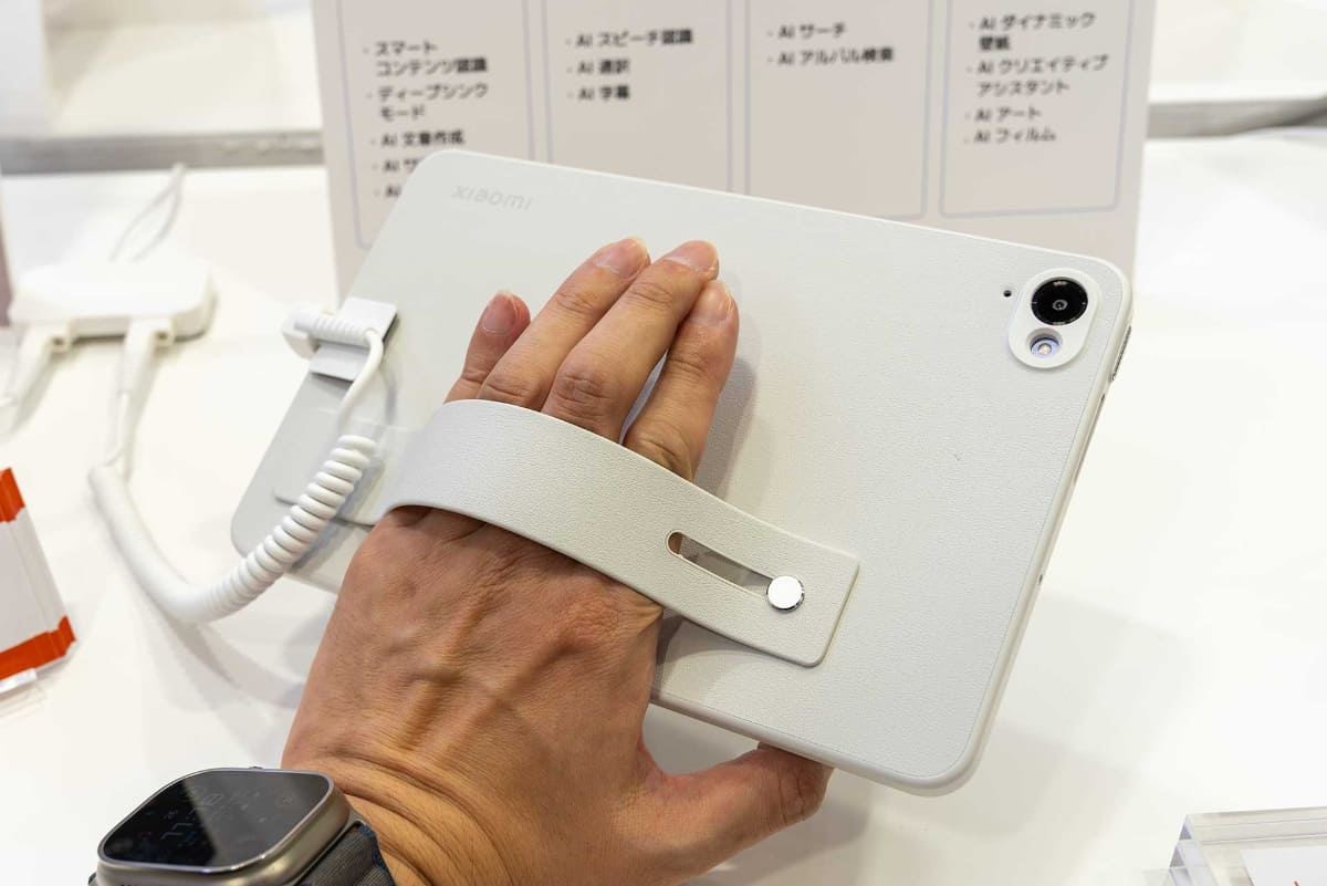 ハンドストラップ付きカバーを装着したところ。ハンドストラップ部分はスタンド代わりにもなる