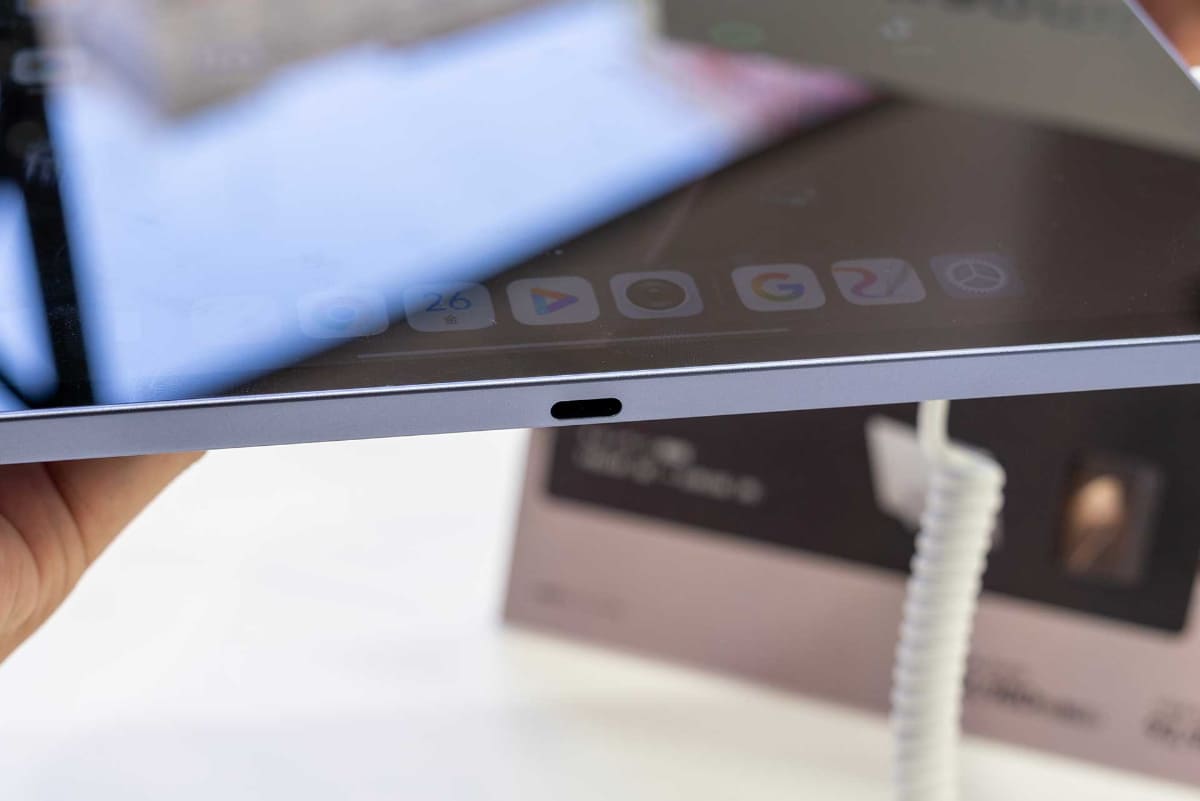 USB Type-Cポートを2基搭載。充電しながら有線イヤフォンを使ったり、外部ディスプレイに接続したりできる