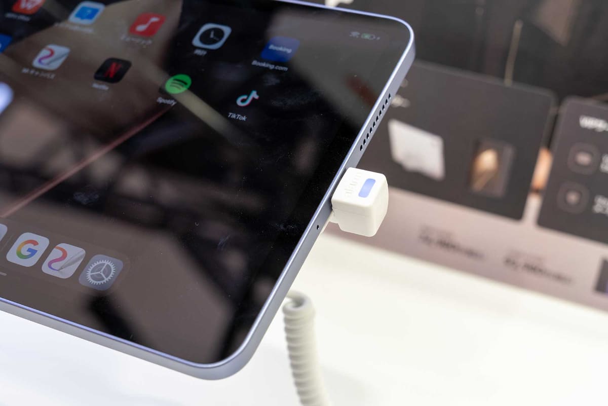 USB Type-Cポートを2基搭載。充電しながら有線イヤフォンを使ったり、外部ディスプレイに接続したりできる