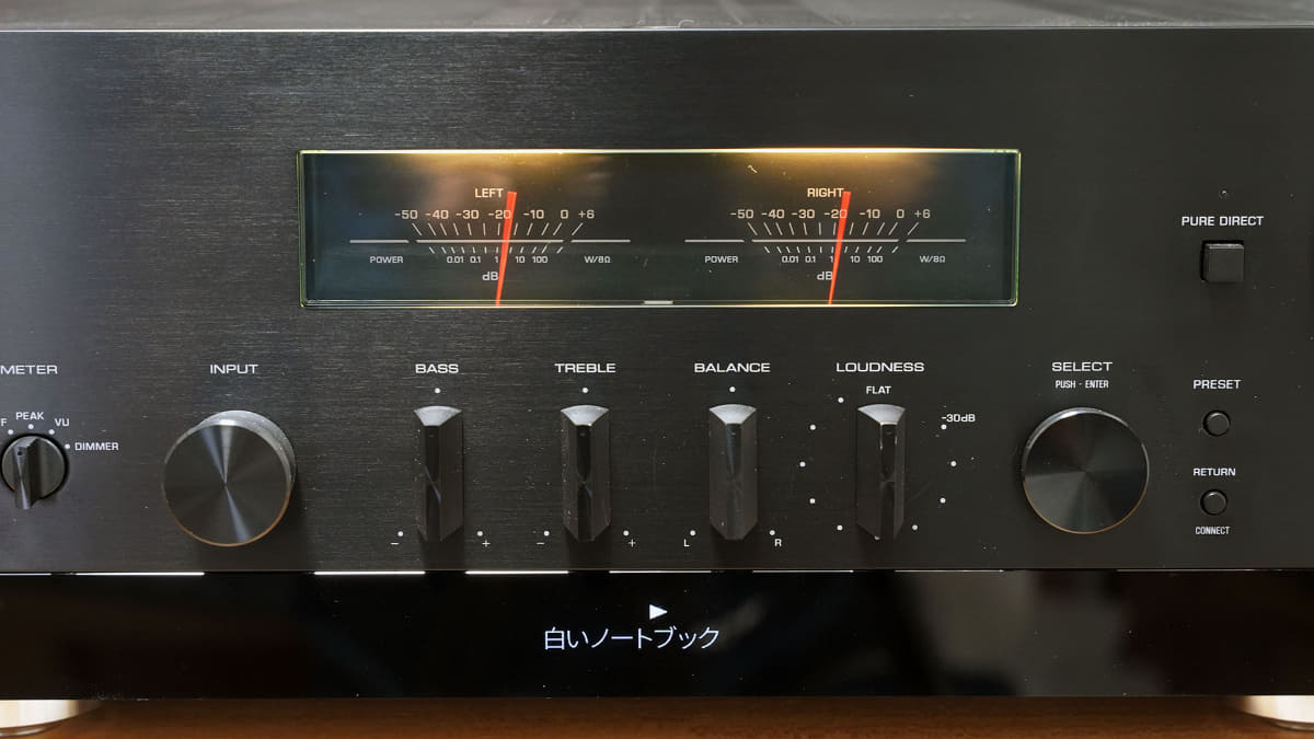 レベルメーターとフロント下部のディスプレイ