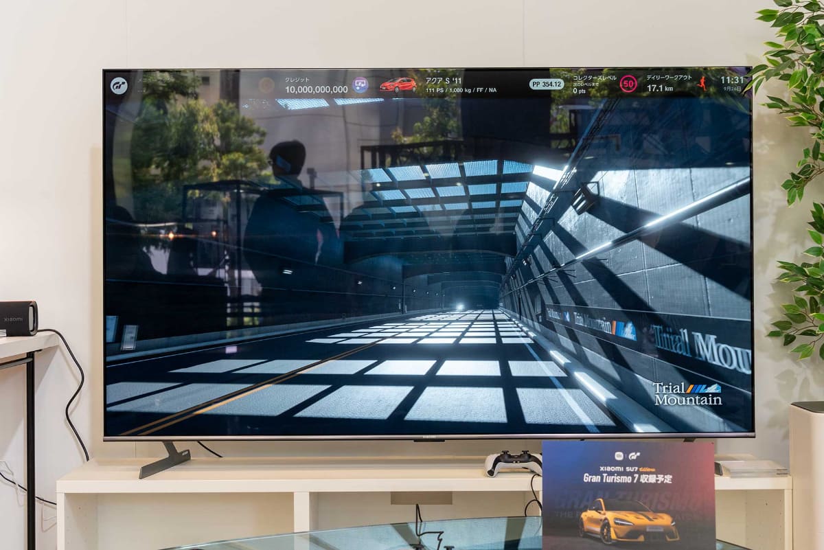 9月28日まで秋葉原で開催している「Xiaomi EXPO 2025」では、ゲーム「グランツーリスモ7」の試遊展示が行なわれている。画像は75型「Xiaomi TV S Pro Mini LED 2026シリーズ」