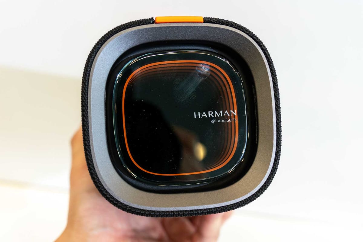 本体には「HARMAN AudioEFX」のロゴも