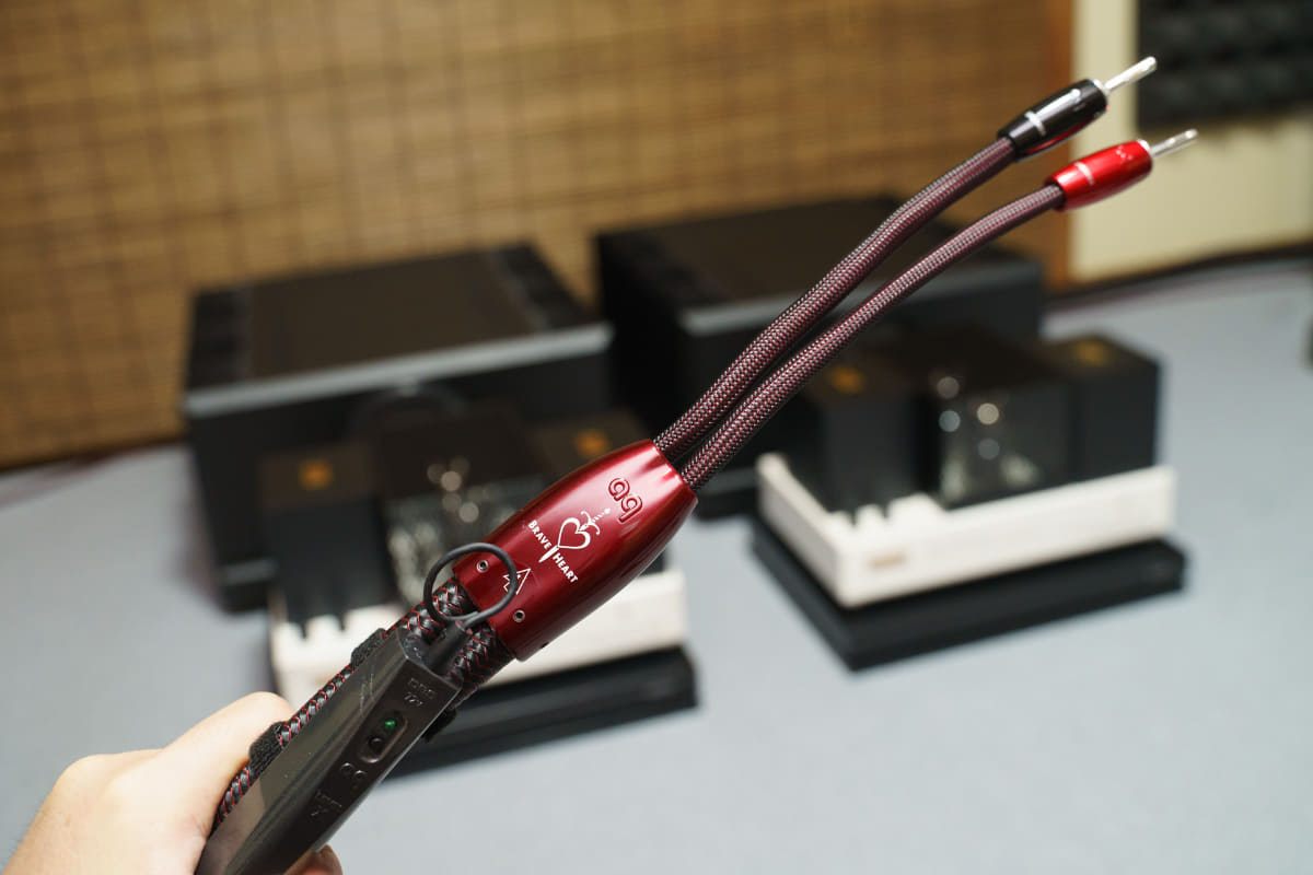 赤いメタリックな部品がカラー