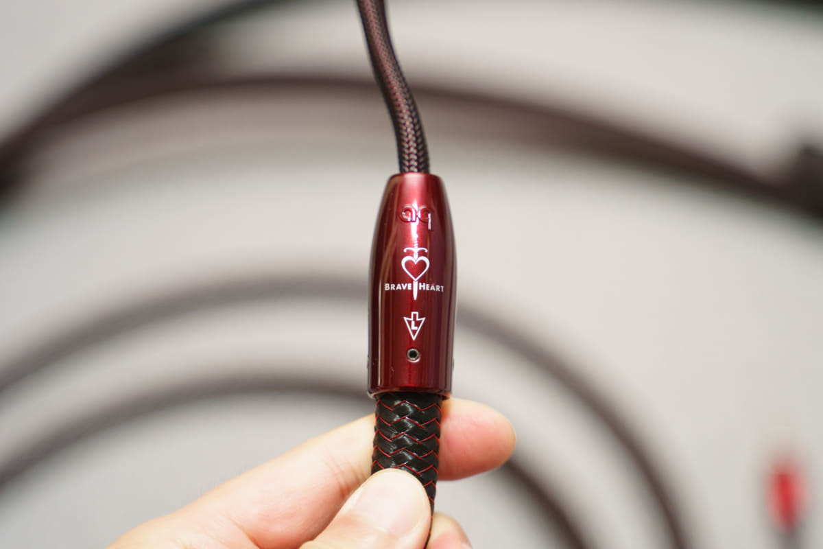 金属のように見えるが、あえて樹脂製になっている