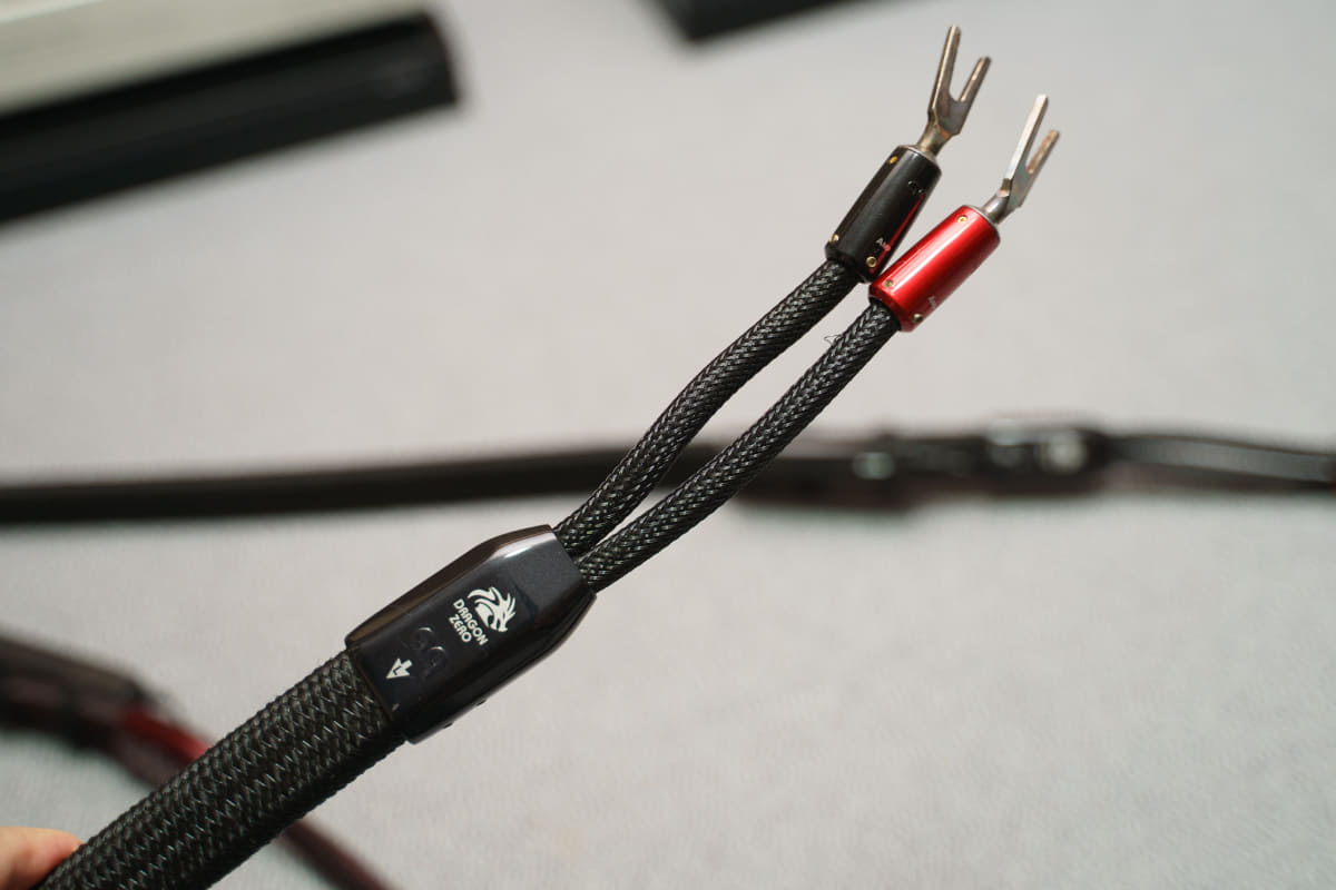 私が愛用している「Dragon ZERO」は、写真のようにプラス側とマイナス側は独立しながら1本の楕円のようにまとめられている