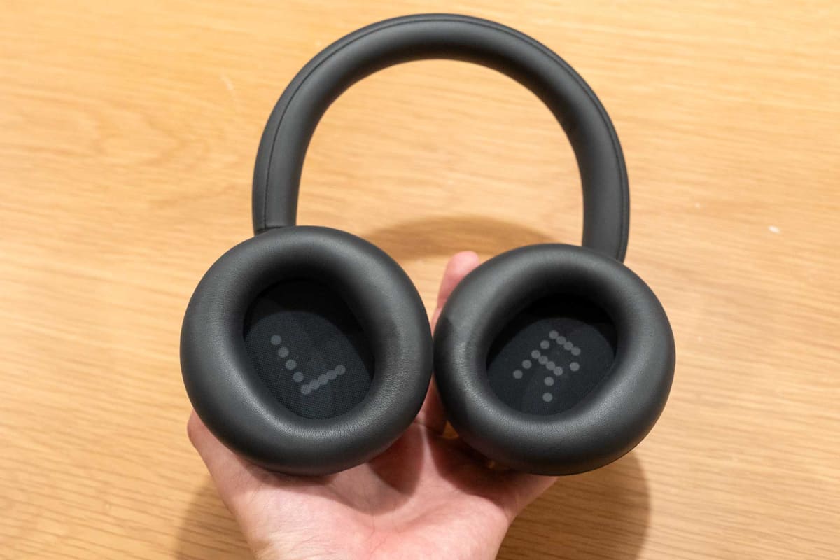 ハウジングはスイーベルが可能で、フラットにして持ち運べる。製品には携帯用ポーチも付属する