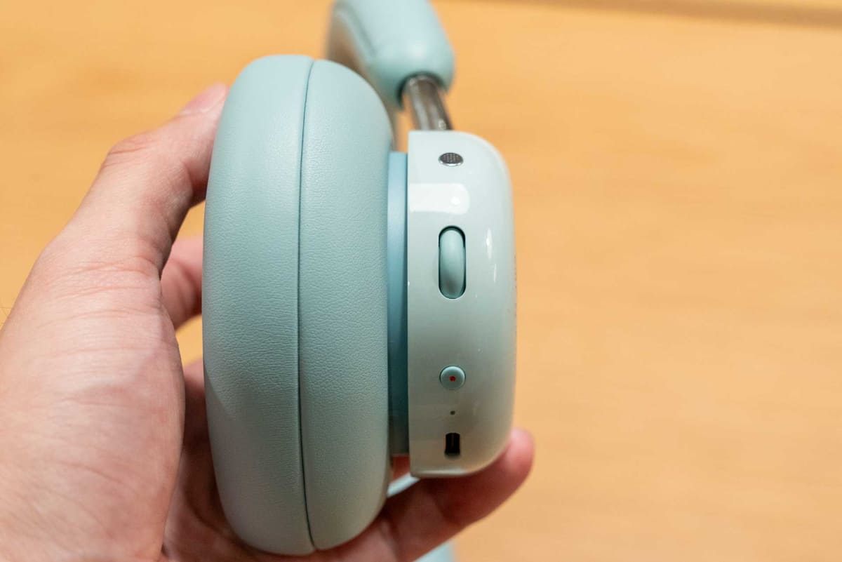 操作系は物理ボタンを採用している