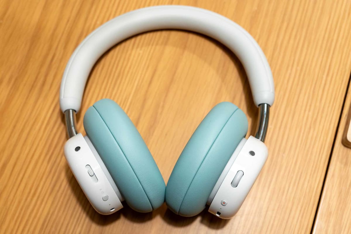 イヤークッションを取り外せる構造で、別売りのものと組み合わせることでオリジナルデザインに仕上げられる。画像はライトグレーの本体にライトグリーンのイヤークッションを組み合わせたもの