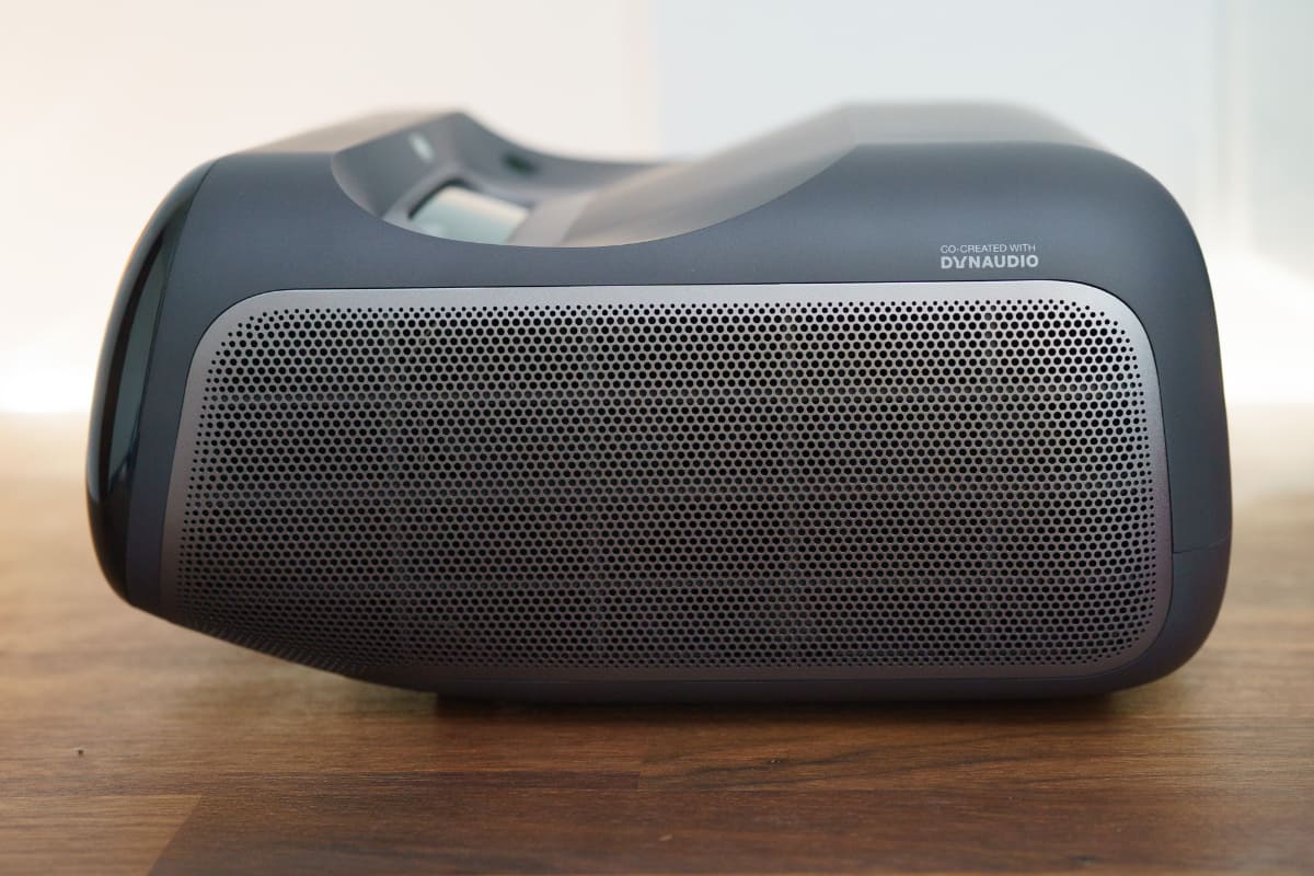 両側面にDYNAUDIO製のスピーカーを搭載