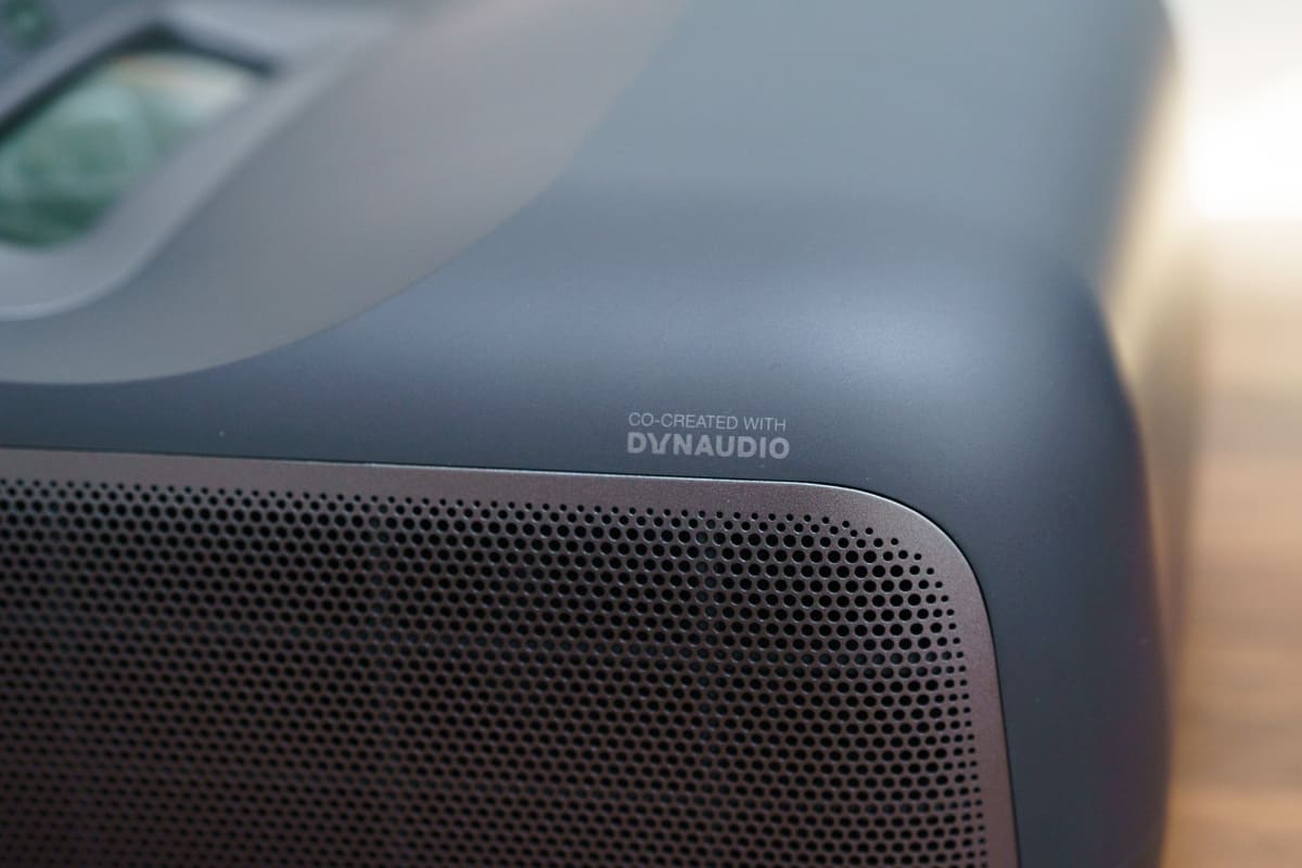 両側面にDYNAUDIO製のスピーカーを搭載