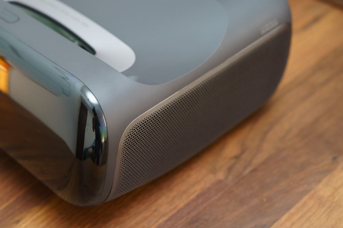 両側面にDYNAUDIO製のスピーカーを搭載