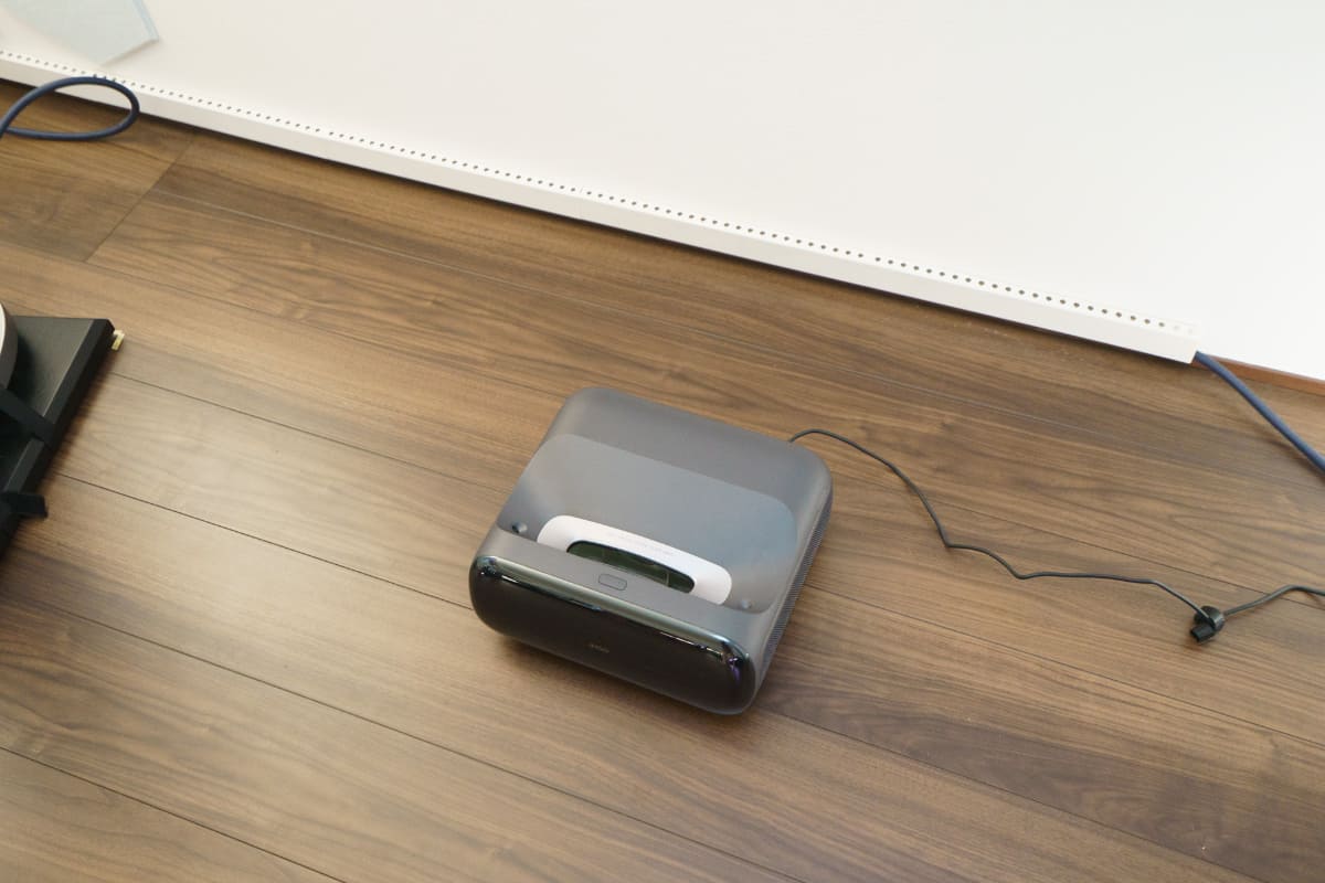 壁からこのくらいの距離をとるだけで、この大画面が堪能できる