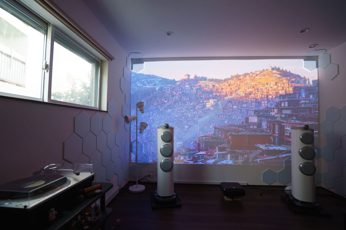 曇り空の日中、左に窓がある部屋で使っても、プロジェクター映像の明るさが負けていない