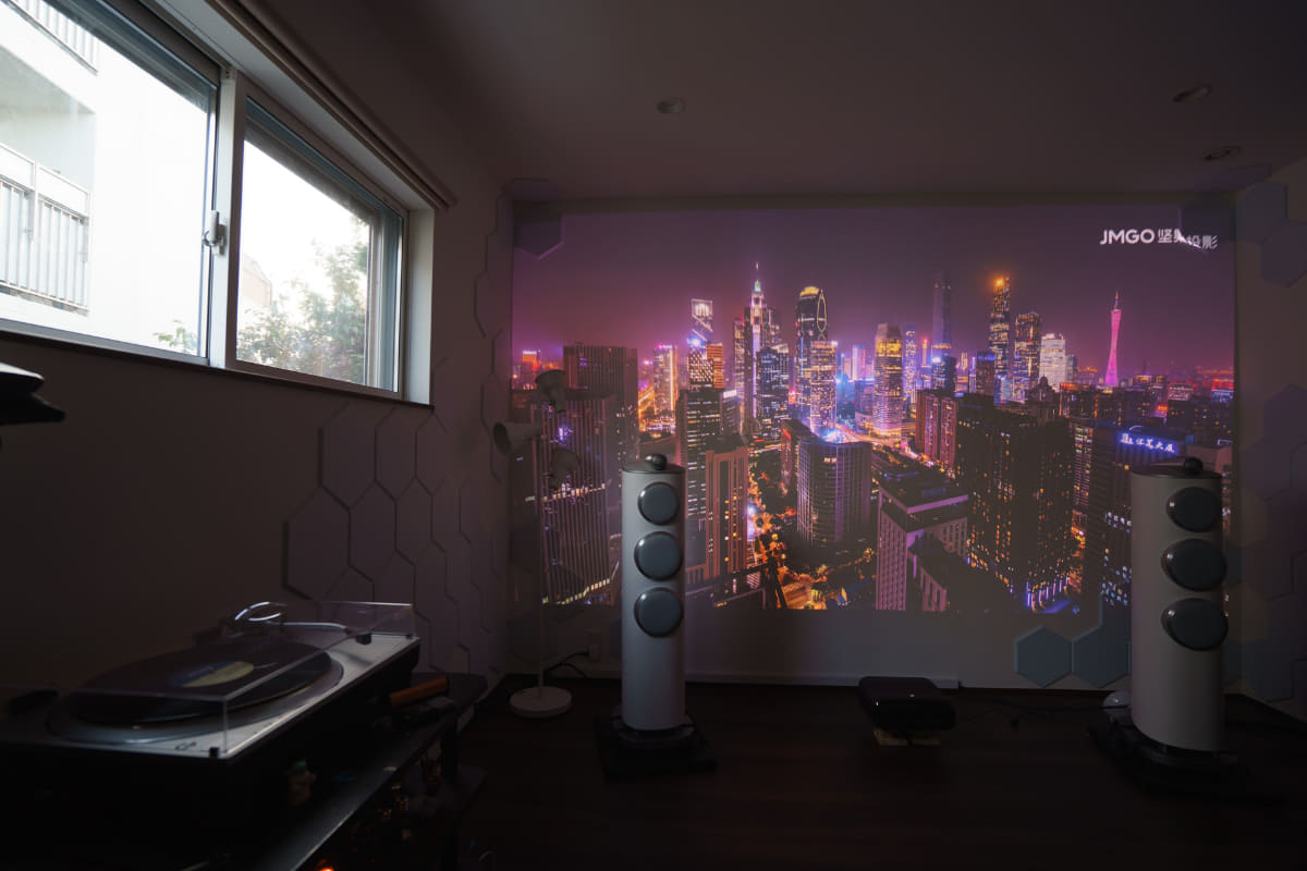 曇り空の日中、左に窓がある部屋で使っても、プロジェクター映像の明るさが負けていない