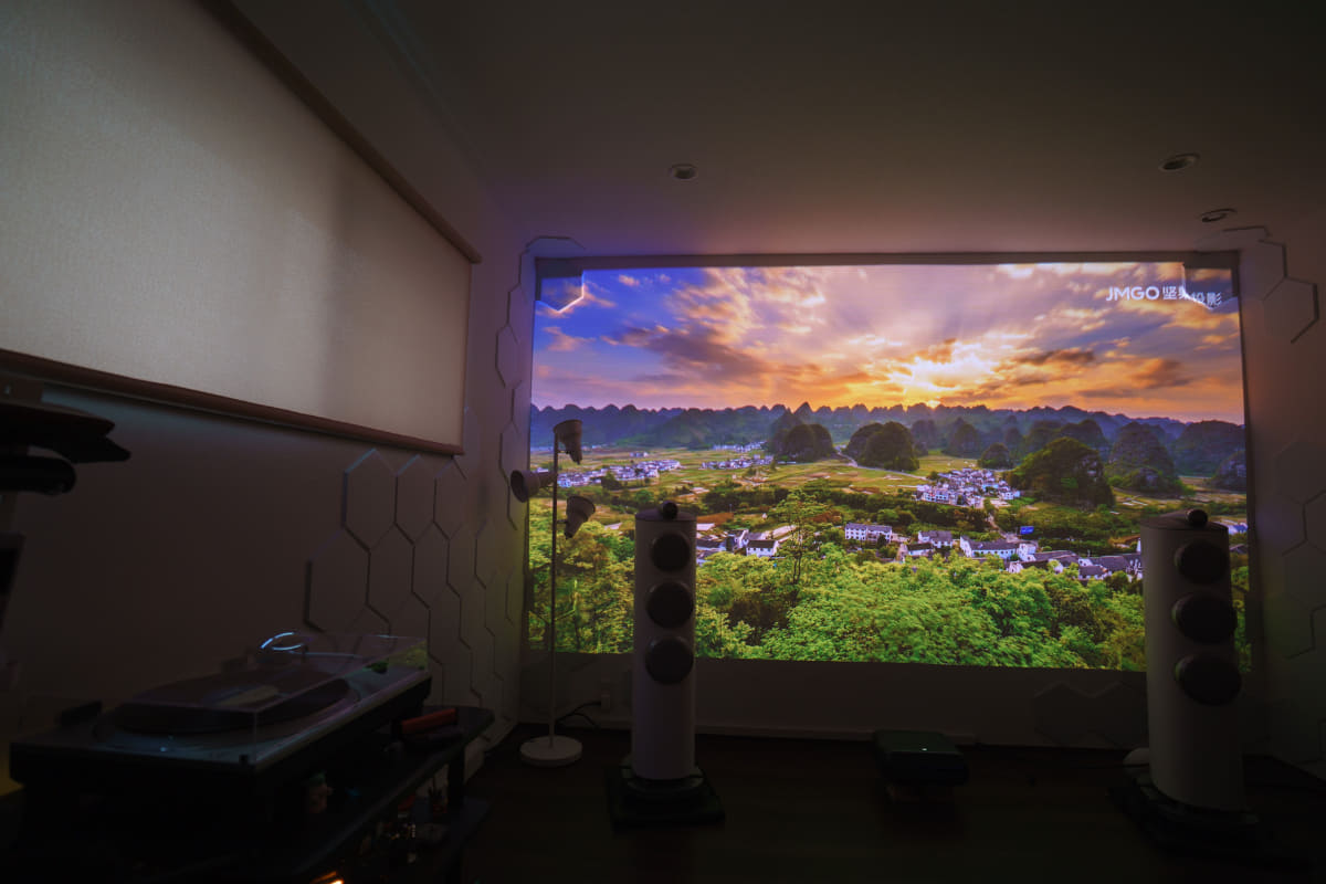 カーテンを閉めたり、シャッターを閉めて部屋を暗くすればより明るく、コントラストの深い映像が楽しめる