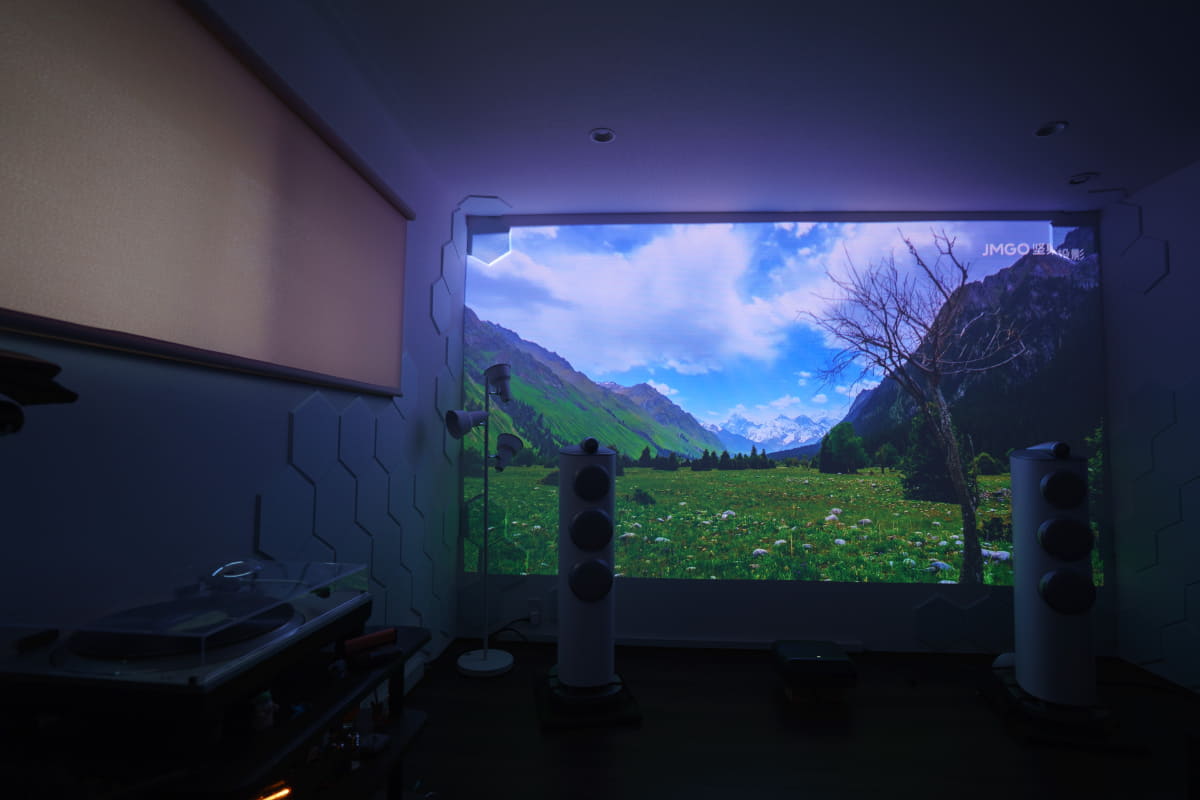 壁からこのくらいの距離をとるだけで、この大画面が堪能できる