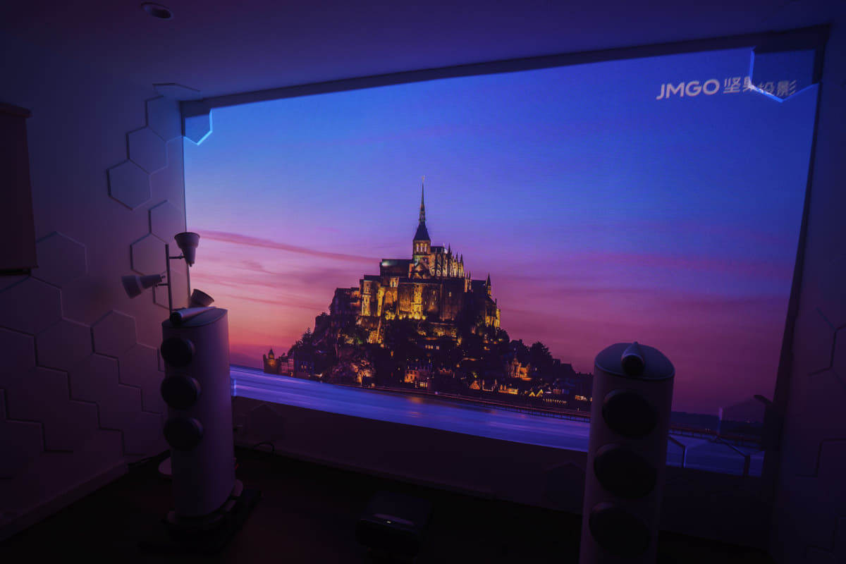 カーテンを閉めたり、シャッターを閉めて部屋を暗くすればより明るく、コントラストの深い映像が楽しめる