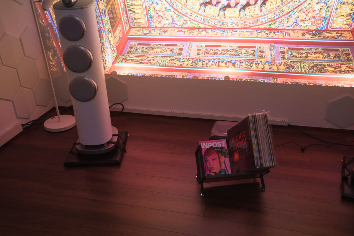 このようにレコードラックや観葉植物などを近くに置けば、プロジェクター自体もほとんど見えなくなる