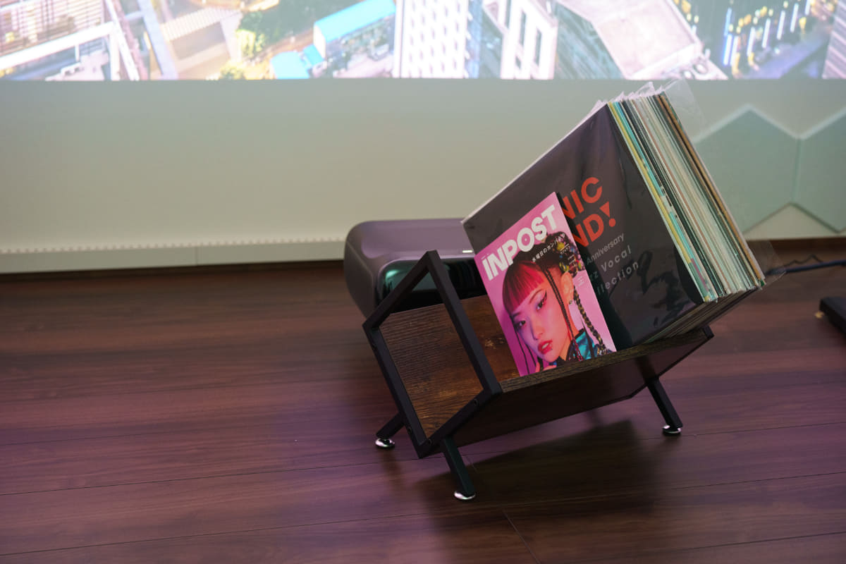 このようにレコードラックや観葉植物などを近くに置けば、プロジェクター自体もほとんど見えなくなる