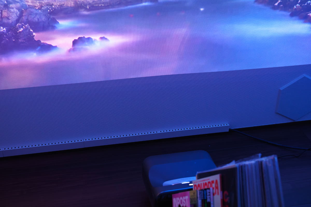 壁からこのくらいの距離をとるだけで、この大画面が堪能できる