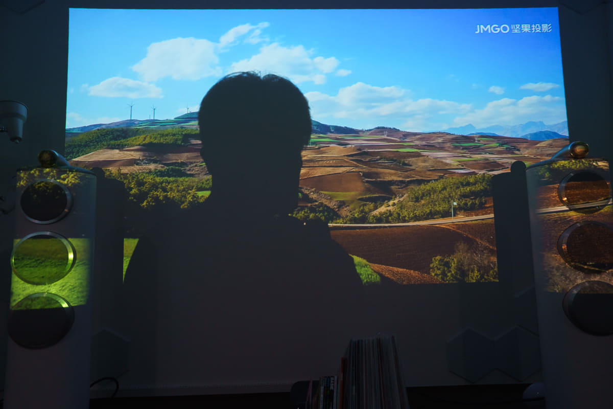 長焦点プロジェクターでは、レンズからの光を遮ると、このように影が出てしまう