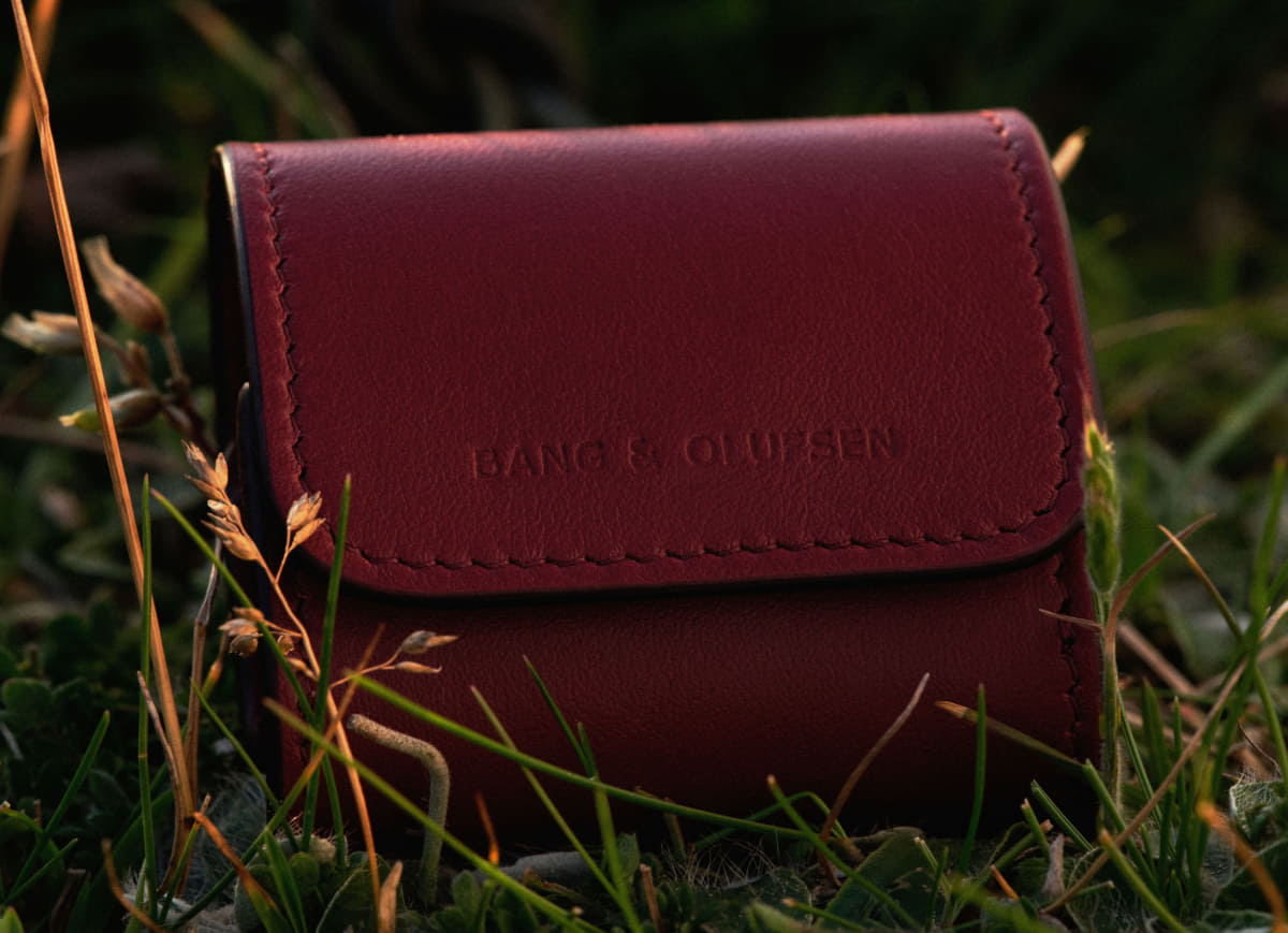 別売のレザーポーチ、Cranberry Red